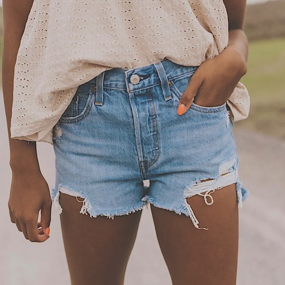 NWOT Levi’s 501 High Rise Distressed Shorts